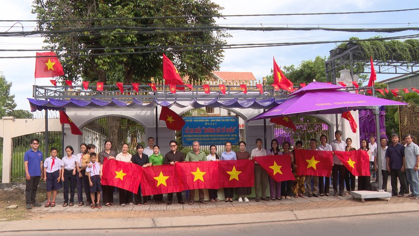 "Đường cờ Tổ quốc": Sắc đỏ trên những tuyến đường xã Hóc Môn - Ảnh 1.