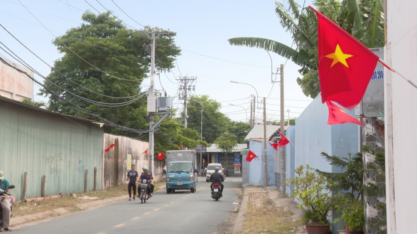 "Đường cờ Tổ quốc": Sắc đỏ trên những tuyến đường xã Hóc Môn - Ảnh 2.