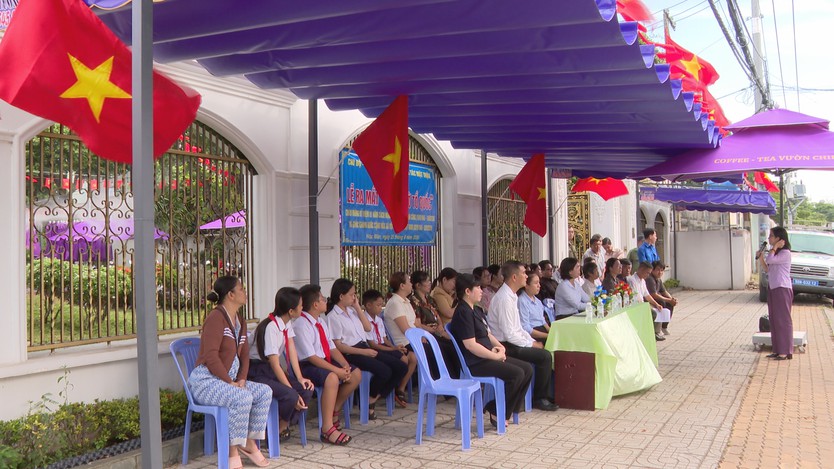 "Đường cờ Tổ quốc": Sắc đỏ trên những tuyến đường xã Hóc Môn - Ảnh 3.
