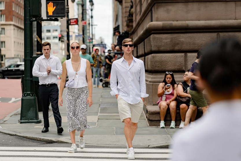 Từ Tokyo đến London: Nắng nóng khiến nam giới mặc quần short đến công sở - Ảnh 1.