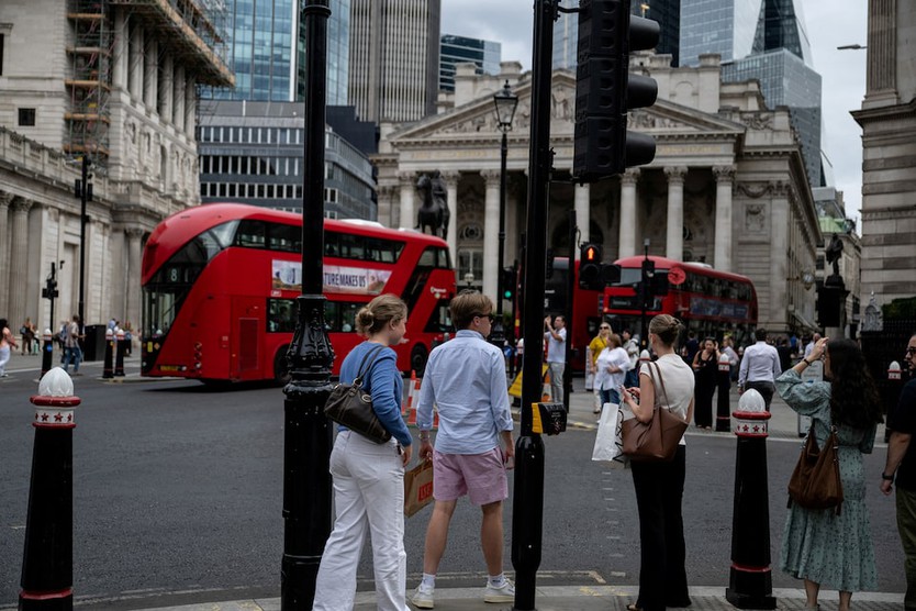 Từ Tokyo đến London: Nắng nóng khiến nam giới mặc quần short đến công sở - Ảnh 2.