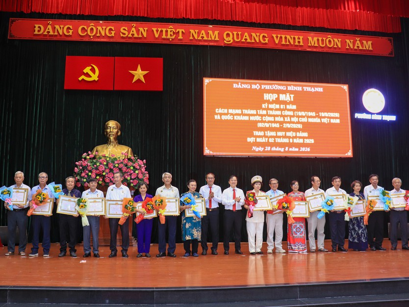 Phường Bình Thạnh trao huy hiệu Đảng cho 331 đảng viên dịp Quốc khánh - Ảnh 1.
