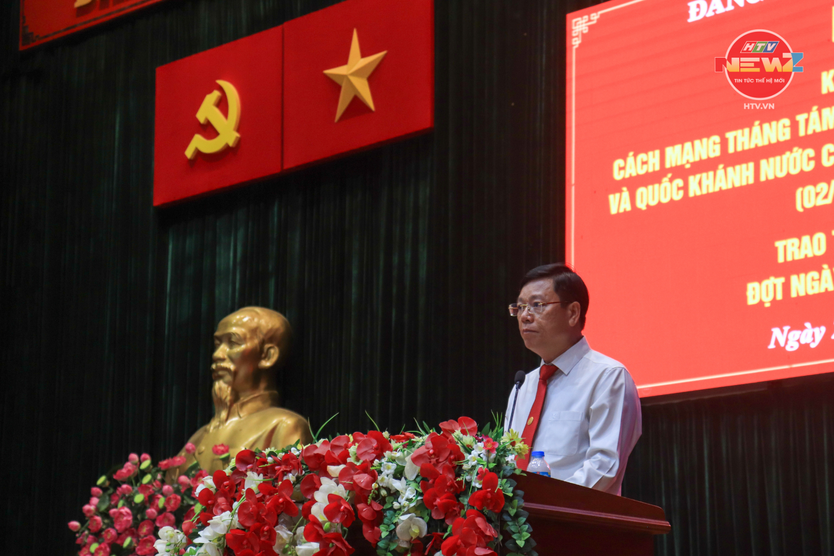 Phường Bình Thạnh trao huy hiệu Đảng cho 331 đảng viên dịp Quốc khánh - Ảnh 2.