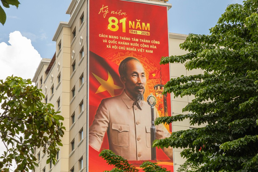 TP. Hồ Chí Minh: Nhiều tuyến đường rực rỡ cờ hoa trước thềm Quốc khánh 2/9 - Ảnh 1.