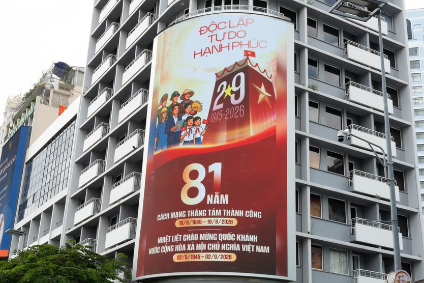 TP. Hồ Chí Minh: Nhiều tuyến đường rực rỡ cờ hoa trước thềm Quốc khánh 2/9 - Ảnh 4.