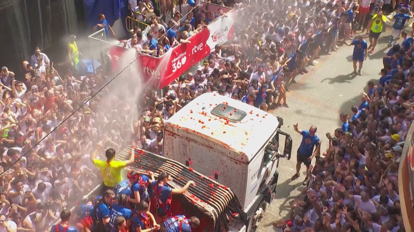 Tây Ban Nha: Đại chiến ném cà chua Tomatina - Ảnh 1.