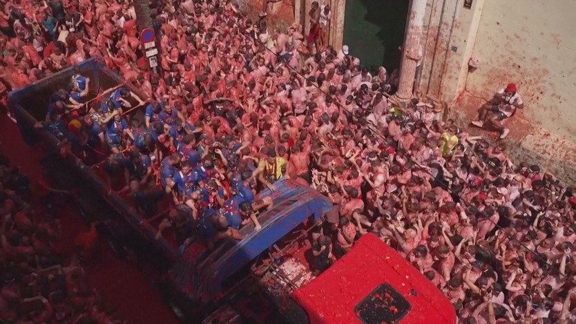 Tây Ban Nha: Đại chiến ném cà chua Tomatina - Ảnh 2.