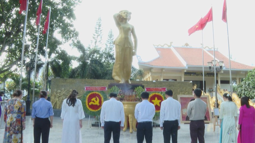 Bức tranh “Thiếu Nữ Đất Đỏ” - Quà tặng nghệ thuật tri ân Anh hùng liệt sĩ Võ Thị Sáu - Ảnh 1.