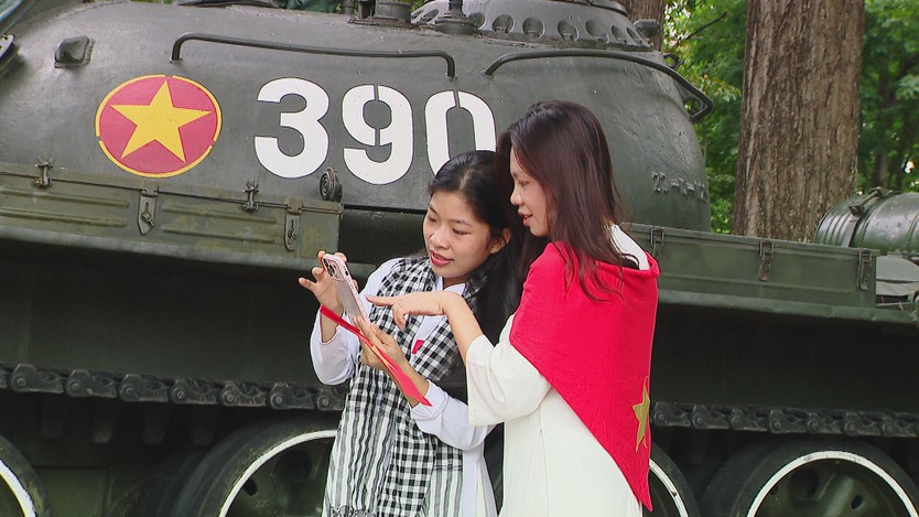 Sắc đỏ Quốc khánh lan tỏa qua những điểm check-in tại TP. Hồ Chí Minh - Ảnh 1.