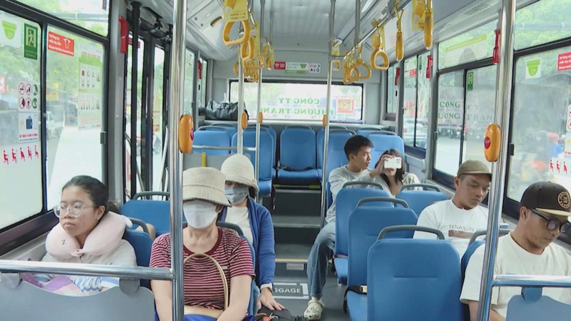 Ngày đầu nghỉ lễ, năng lực vận tải vẫn đáp ứng nhu cầu - Ảnh 1.