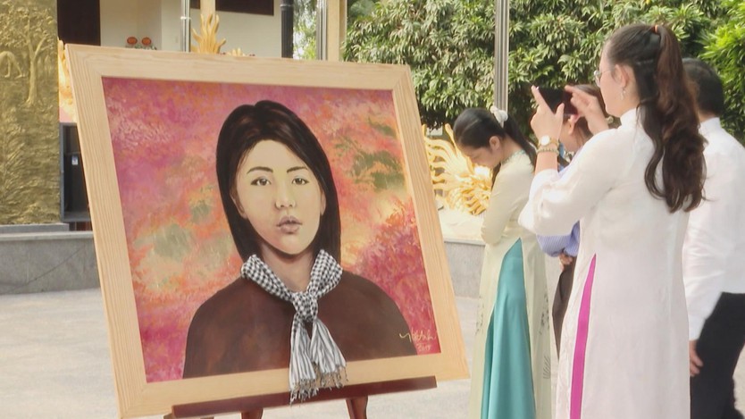 Bức tranh “Thiếu Nữ Đất Đỏ” - Quà tặng nghệ thuật tri ân Anh hùng liệt sĩ Võ Thị Sáu - Ảnh 5.