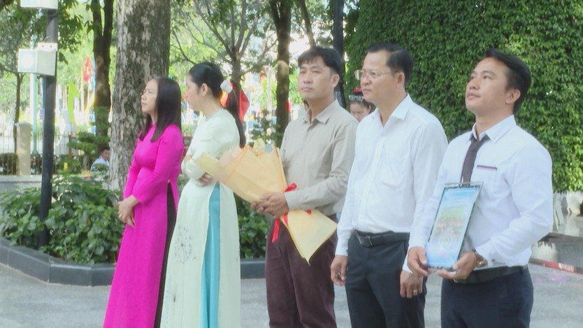 Bức tranh “Thiếu Nữ Đất Đỏ” - Quà tặng nghệ thuật tri ân Anh hùng liệt sĩ Võ Thị Sáu - Ảnh 2.