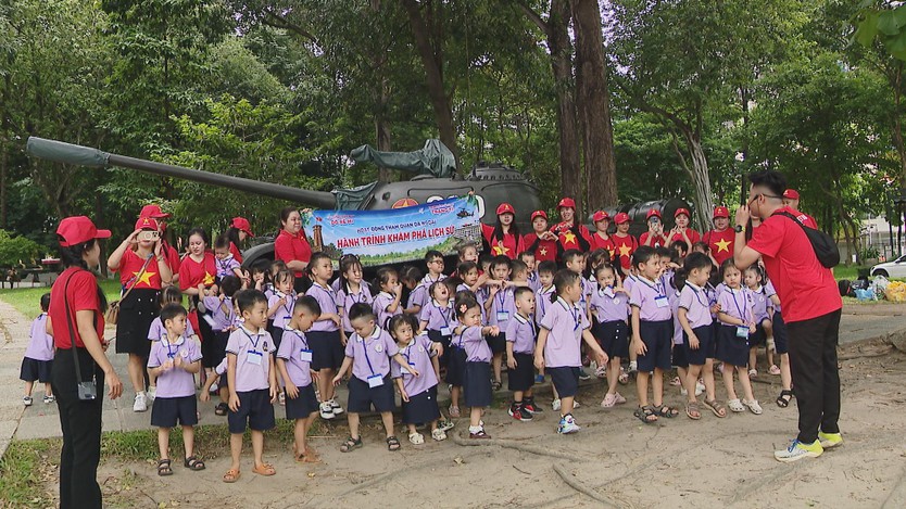 Sắc đỏ Quốc khánh lan tỏa qua những điểm check-in tại TP. Hồ Chí Minh - Ảnh 8.