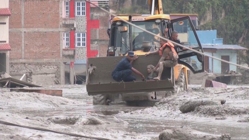 Cuộc sơ tán trong biển bùn ở Nepal - Ảnh 2.