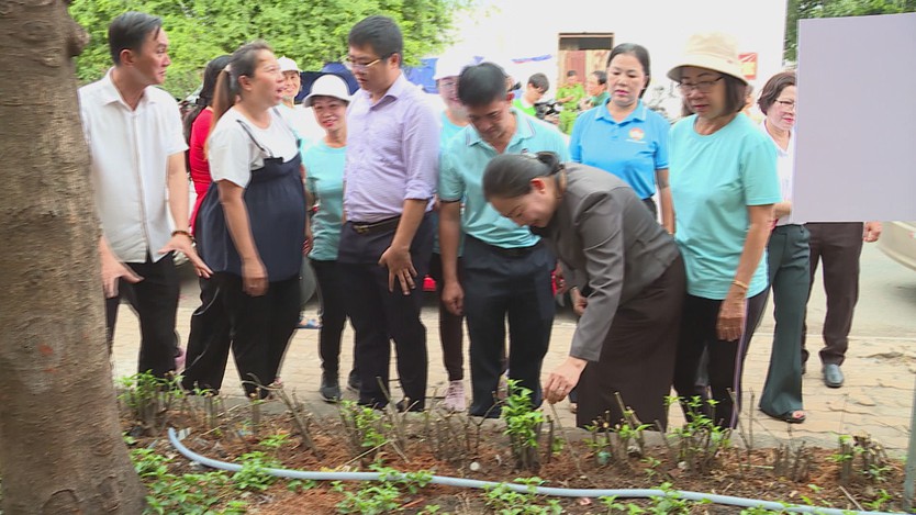Biến điểm đen về rác thành "Vườn cây Đại đoàn kết"- Ảnh 3.
