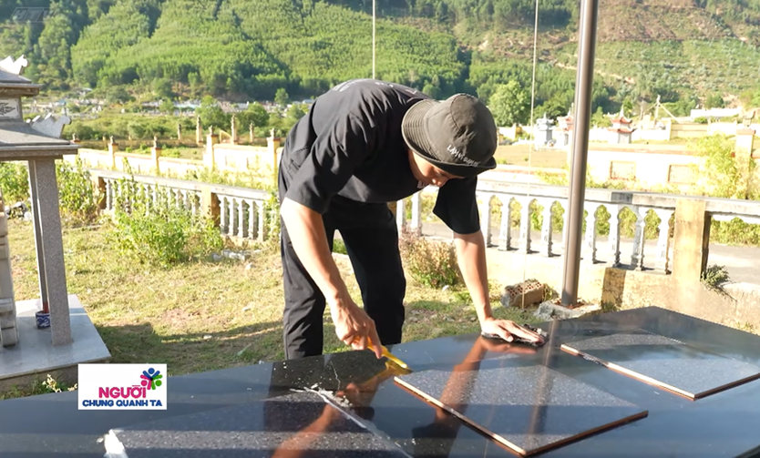 Người chung quanh ta: Người giữ những ngọn đèn nơi nghĩa trang - Ảnh 2.