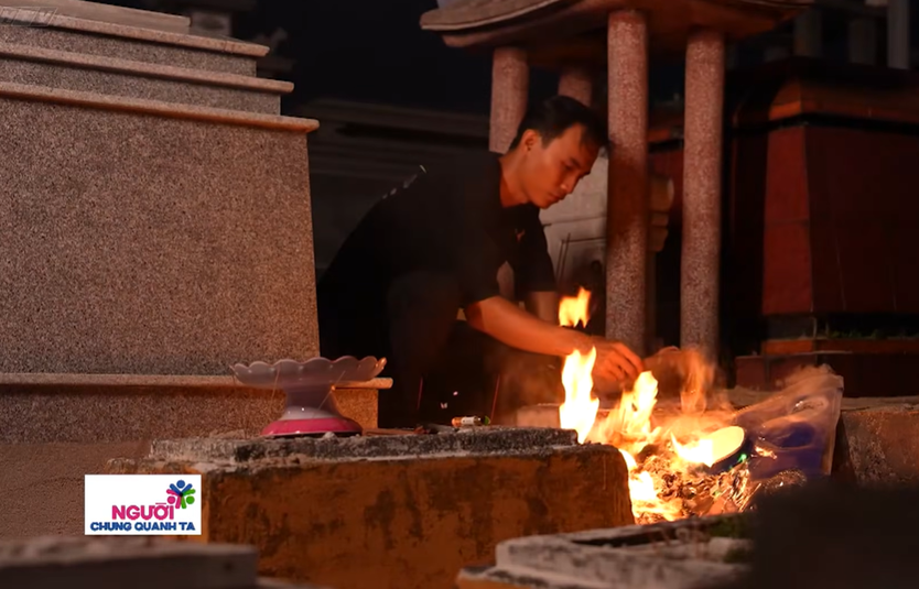 Người chung quanh ta: Người giữ những ngọn đèn nơi nghĩa trang - Ảnh 8.