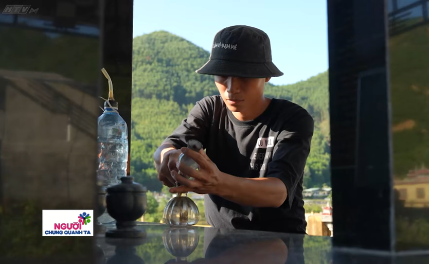Người chung quanh ta: Người giữ những ngọn đèn nơi nghĩa trang - Ảnh 3.