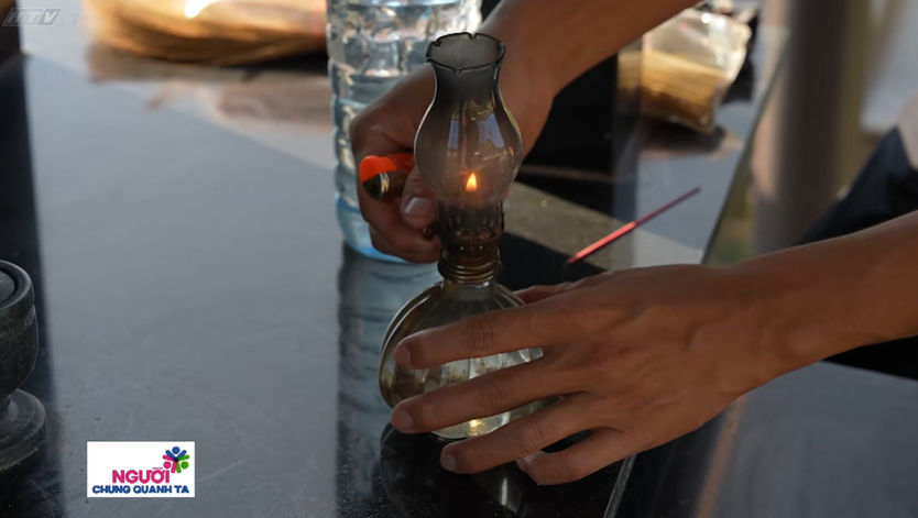 Người chung quanh ta: Người giữ những ngọn đèn nơi nghĩa trang - Ảnh 4.