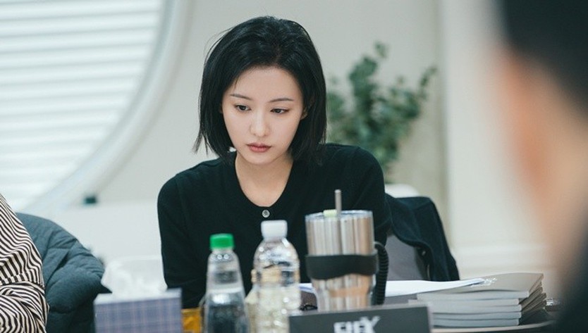 Kim Ji-won tiếp tục “Vũ trụ Cider” với phim y khoa noir Doctor X - Ảnh 1.