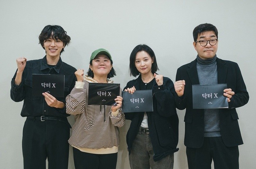 Kim Ji-won tiếp tục “Vũ trụ Cider” với phim y khoa noir Doctor X - Ảnh 2.