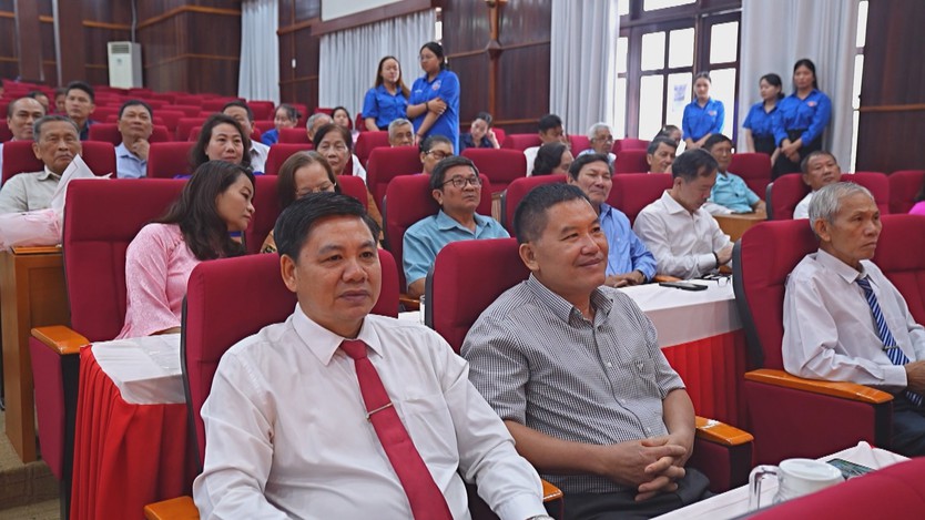 Trao Huy hiệu Đảng đợt 2/9 cho 62 đảng viên tại phường Phú Mỹ - Ảnh 3.