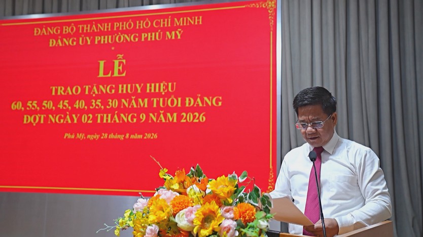 Trao Huy hiệu Đảng đợt 2/9 cho 62 đảng viên tại phường Phú Mỹ - Ảnh 1.