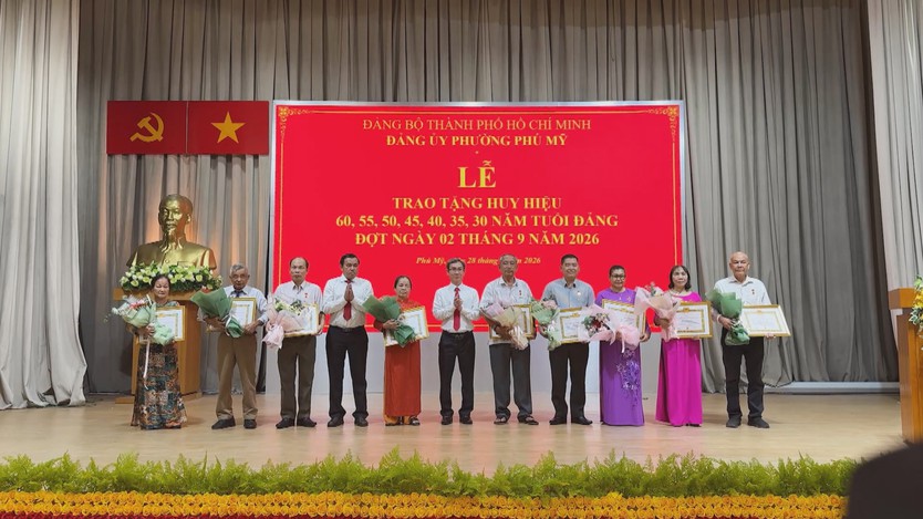 Trao Huy hiệu Đảng đợt 2/9 cho 62 đảng viên tại phường Phú Mỹ - Ảnh 4.