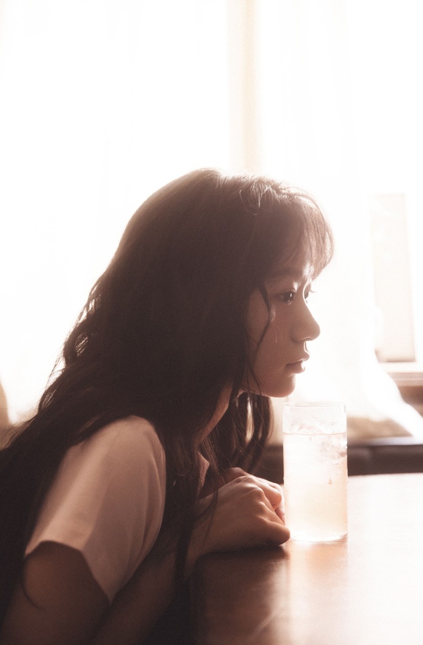 Tân binh Jo Seung-hee lưu giữ "những ngày cuối hạ" qua ống kính Kim Young-jun - Ảnh 4.