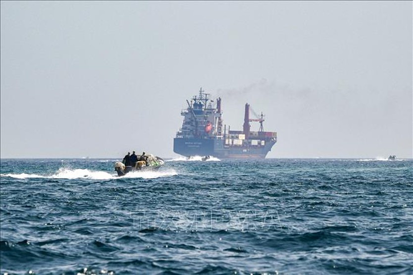 Mỹ - Iran nối lại giao tranh, căng thẳng tại eo biển Hormuz leo thang- Ảnh 2.