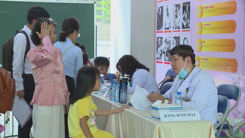 Khám sức khỏe học sinh trước năm học mới - Ảnh 4.