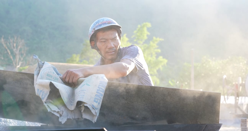 Mái ấm gia đình Việt: Cô bé lớp 6 lo cha mù, mẹ mắc K máu - Ảnh 1.