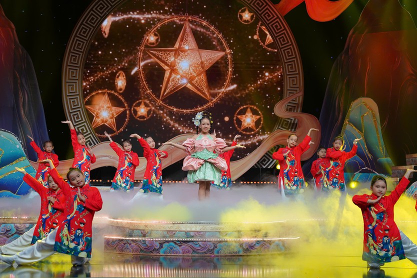 Helen Vũ hát ca khúc chủ đề “Đèn sao đất Việt” trong “Vườn Âm Nhạc – Ánh sao lấp lánh đêm rằm”- Ảnh 5.