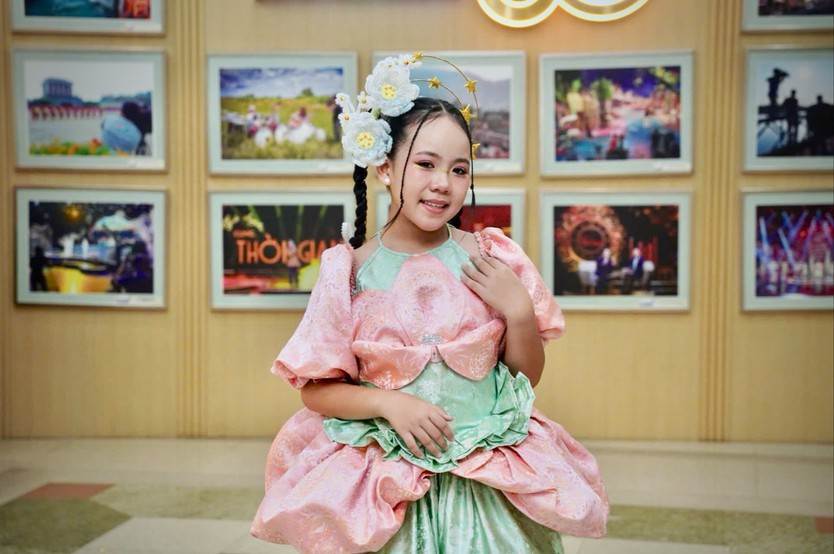 Helen Vũ hát ca khúc chủ đề “Đèn sao đất Việt” trong “Vườn Âm Nhạc – Ánh sao lấp lánh đêm rằm”- Ảnh 7.