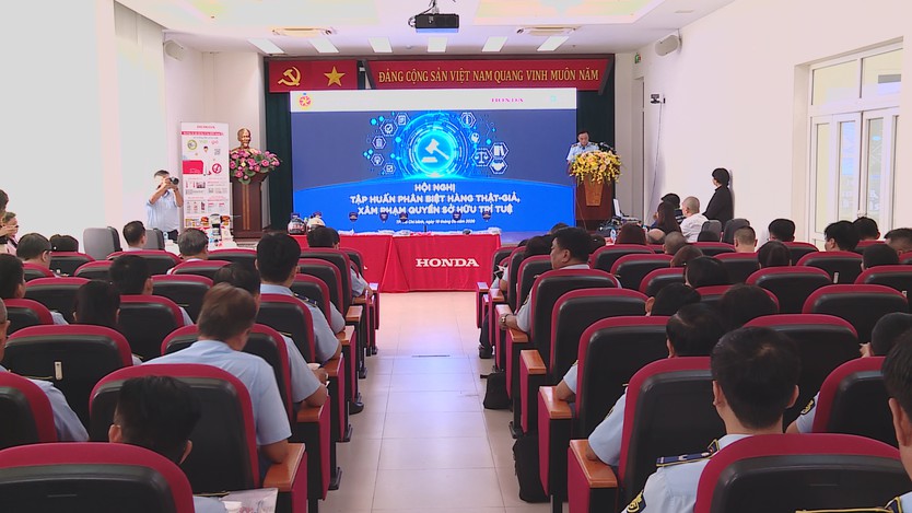 TP. Hồ Chí Minh siết chặt năng lực nhận diện hàng giả trong lực lượng quản lý thị trường - Ảnh 1.