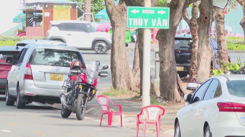 Quản lý trật tự lòng đường: Không để “xí chỗ” thành lệ - Ảnh 3.