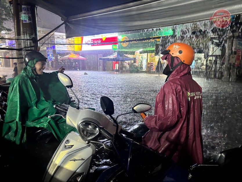 TP. Hồ Chí Minh mưa lớn cuối ngày, nhiều tuyến đường ngập, người dân chật vật di chuyển - Ảnh 1.