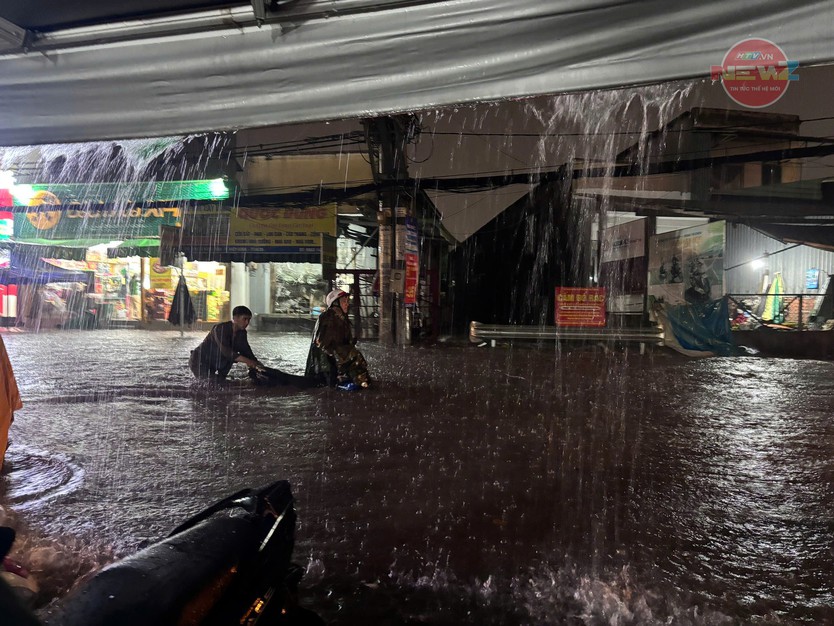 TP. Hồ Chí Minh mưa lớn cuối ngày, nhiều tuyến đường ngập, người dân chật vật di chuyển - Ảnh 2.