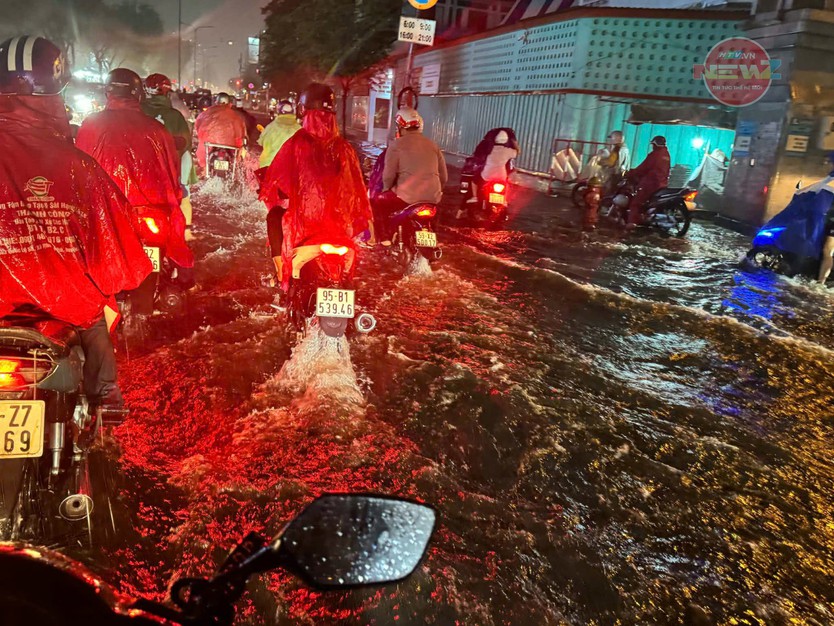 TP. Hồ Chí Minh mưa lớn cuối ngày, nhiều tuyến đường ngập, người dân chật vật di chuyển - Ảnh 6.