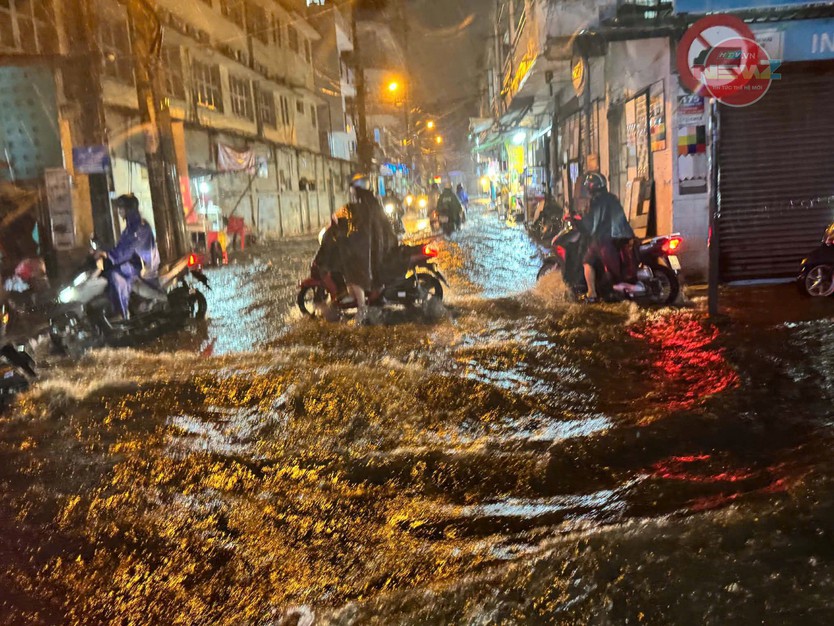 TP. Hồ Chí Minh mưa lớn cuối ngày, nhiều tuyến đường ngập, người dân chật vật di chuyển - Ảnh 7.