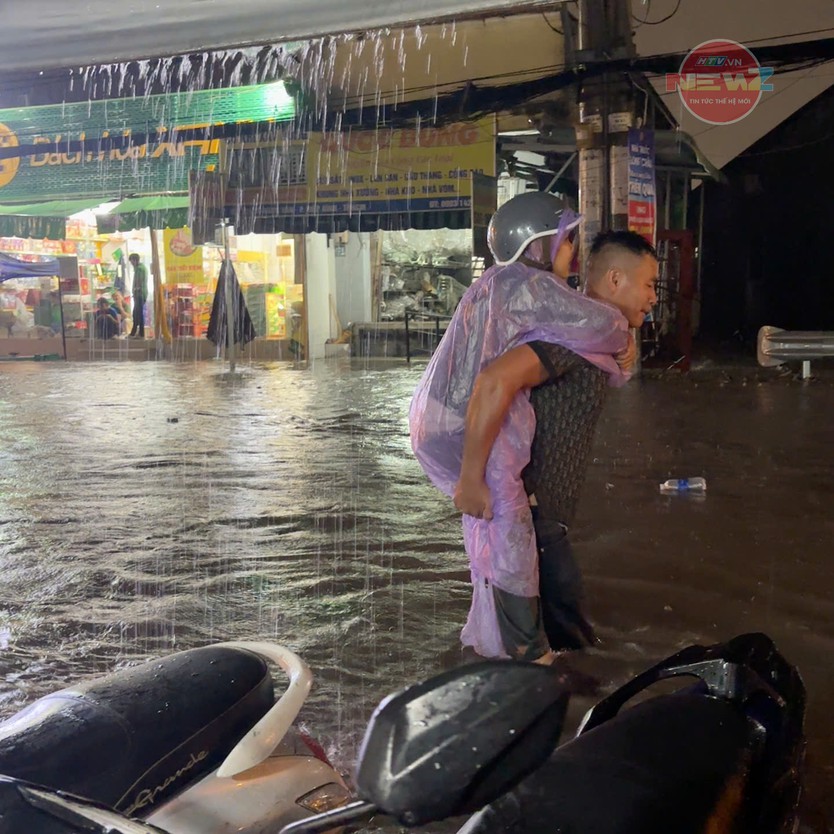 TP. Hồ Chí Minh mưa lớn cuối ngày, nhiều tuyến đường ngập, người dân chật vật di chuyển - Ảnh 3.