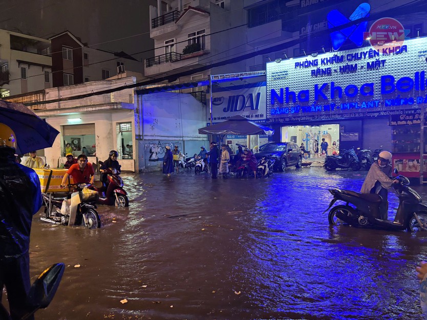 TP. Hồ Chí Minh mưa lớn cuối ngày, nhiều tuyến đường ngập, người dân chật vật di chuyển - Ảnh 5.