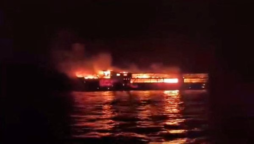 Phà cháy ngoài khơi Philippines, hàng chục người mất tích - Ảnh 1.