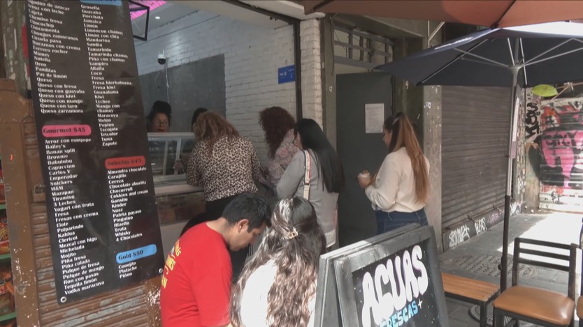 Cây kem hình đầu lâu độc lạ thu hút khách tại thủ đô Mexico - Ảnh 2.