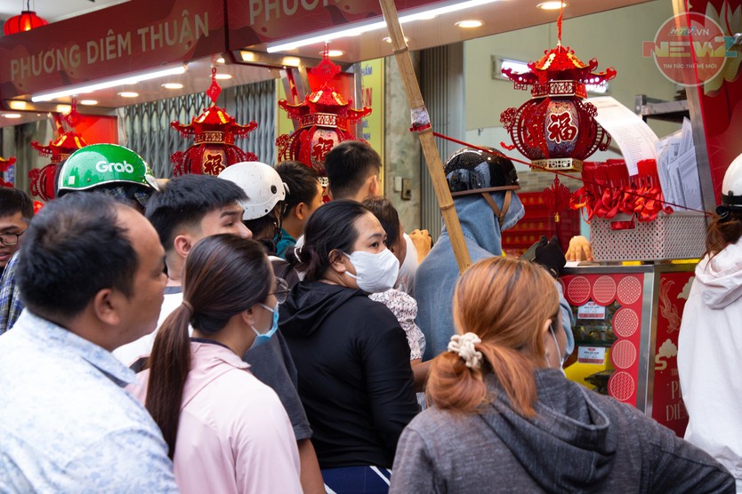 Tiệm tăng giá bánh trung thu, khách vẫn đội mưa chờ đến lượt - Ảnh 4.