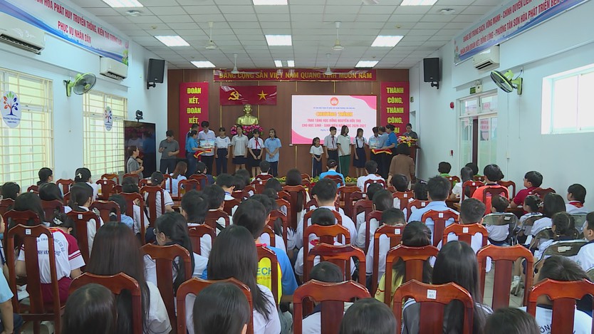 Phường Tân Sơn Hòa trao học bổng cho học sinh, sinh viên vượt khó - Ảnh 1.