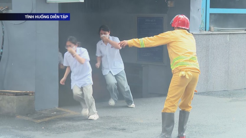 Nâng kỹ năng thoát nạn từ thực tập phòng cháy và cứu hộ trong trường học - Ảnh 1.
