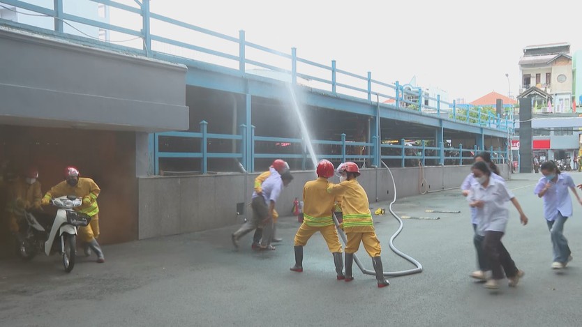 Nâng kỹ năng thoát nạn từ thực tập phòng cháy và cứu hộ trong trường học - Ảnh 4.