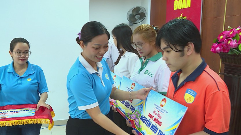 Phường Tân Sơn Hòa trao học bổng cho học sinh, sinh viên vượt khó - Ảnh 2.