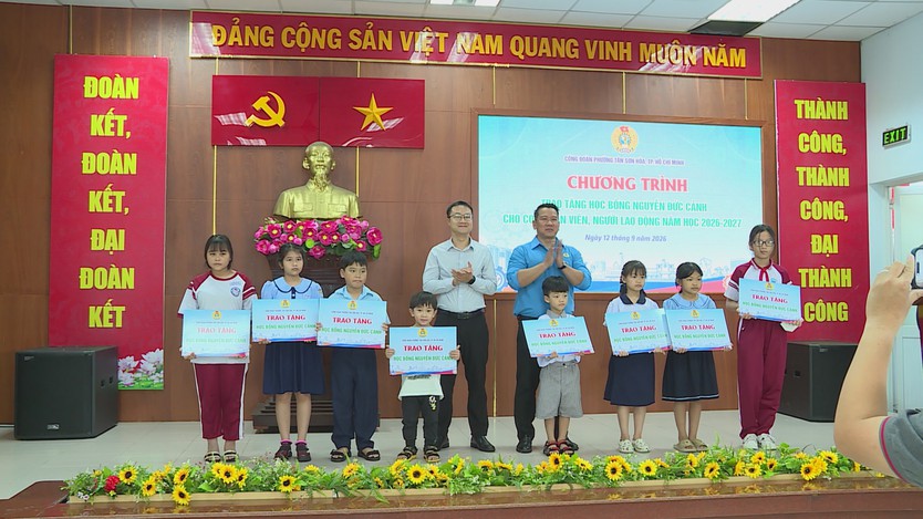 Phường Tân Sơn Hòa trao học bổng cho học sinh, sinh viên vượt khó - Ảnh 3.